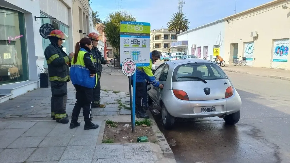 Bomberos Voluntarios intervinieron ante un derrame de combustible en el centro